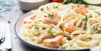 La pasta cremosa con camarones se corona como el "confort food" de transición para mayo 2026