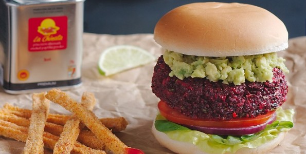 Hamburguesa vegana con chips de calabacín