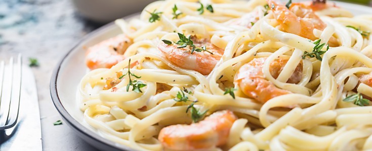 La pasta cremosa con camarones se corona como el "confort food" de transición para mayo 2026