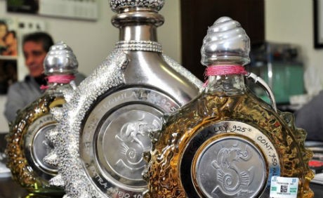 Las botellas de tequila más curiosas se exhiben en Bogotá