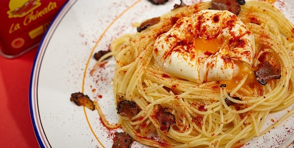 Huevo Poché sobre nido de pasta, trufa y pimentón ahumado